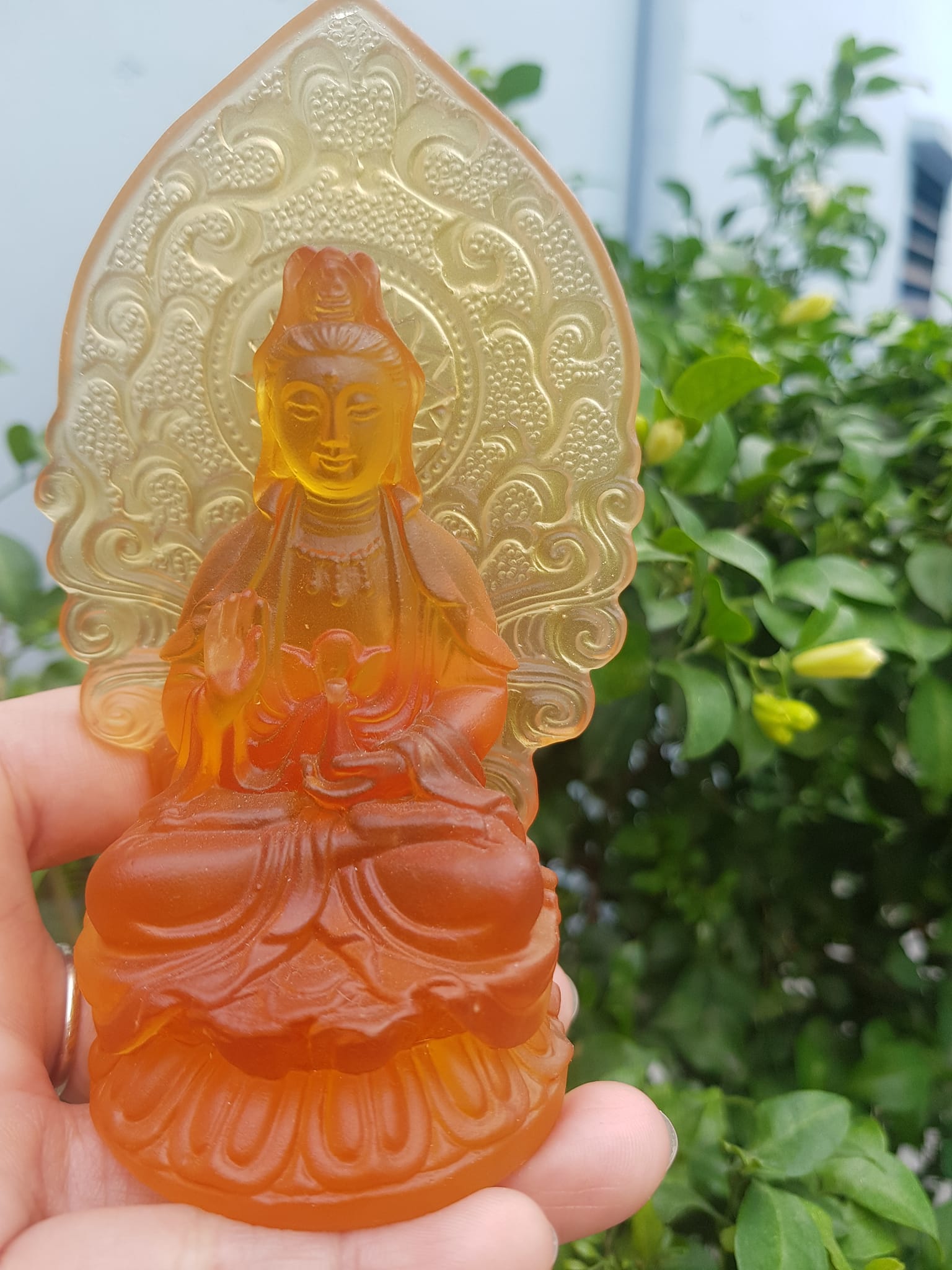 TƯỢNG PHẬT BÀ QUAN ÂM MỚI ĐÁ LƯU LY VÀNG ĐẬM ĐỂ TRONG XE HƠI hoặc BÀN cao 12cm x đk 7cm x đế 5cm Mệnh KIM mệnh THỔ mệnh THUỶ ạ