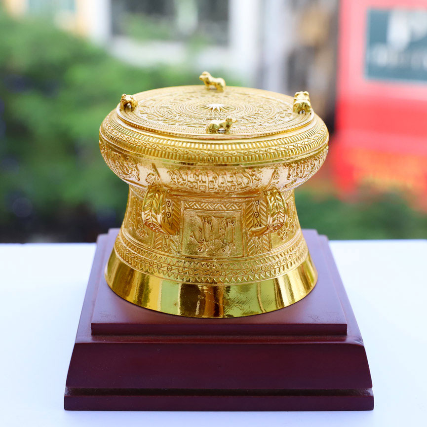 Quà tặng ngoại giao Việt Nam: Mô hình trống đồng mạ vàng 24K (15 cm)