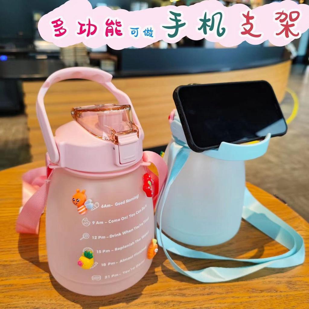 Bình đựng nước bầu kèm ống hút tiện lợi 1l3 có stiker ngộ nhĩnh dây xách mang đi rất tiện lợi