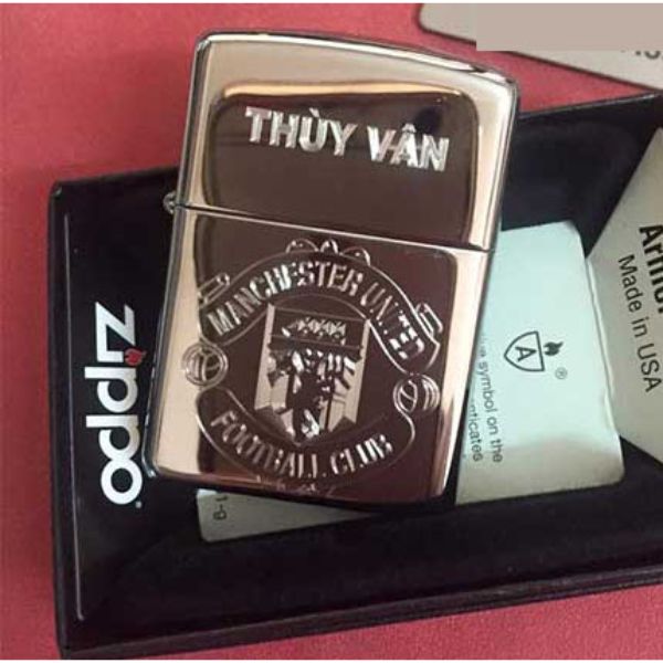 Bật Lửa ZIPPO KHẮC LOGO MANCHESTER UNITED 10 – ZIPPO 167.MU10