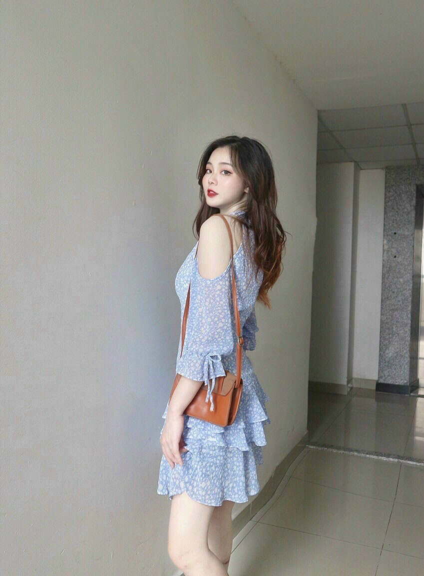 Đầm hoa nhí xanh dương khoét vai, Đầm hoa cổ yếm Cao Cấp tay dài dáng xòe xếp tầng đi chơi dự tiệc MiNhi