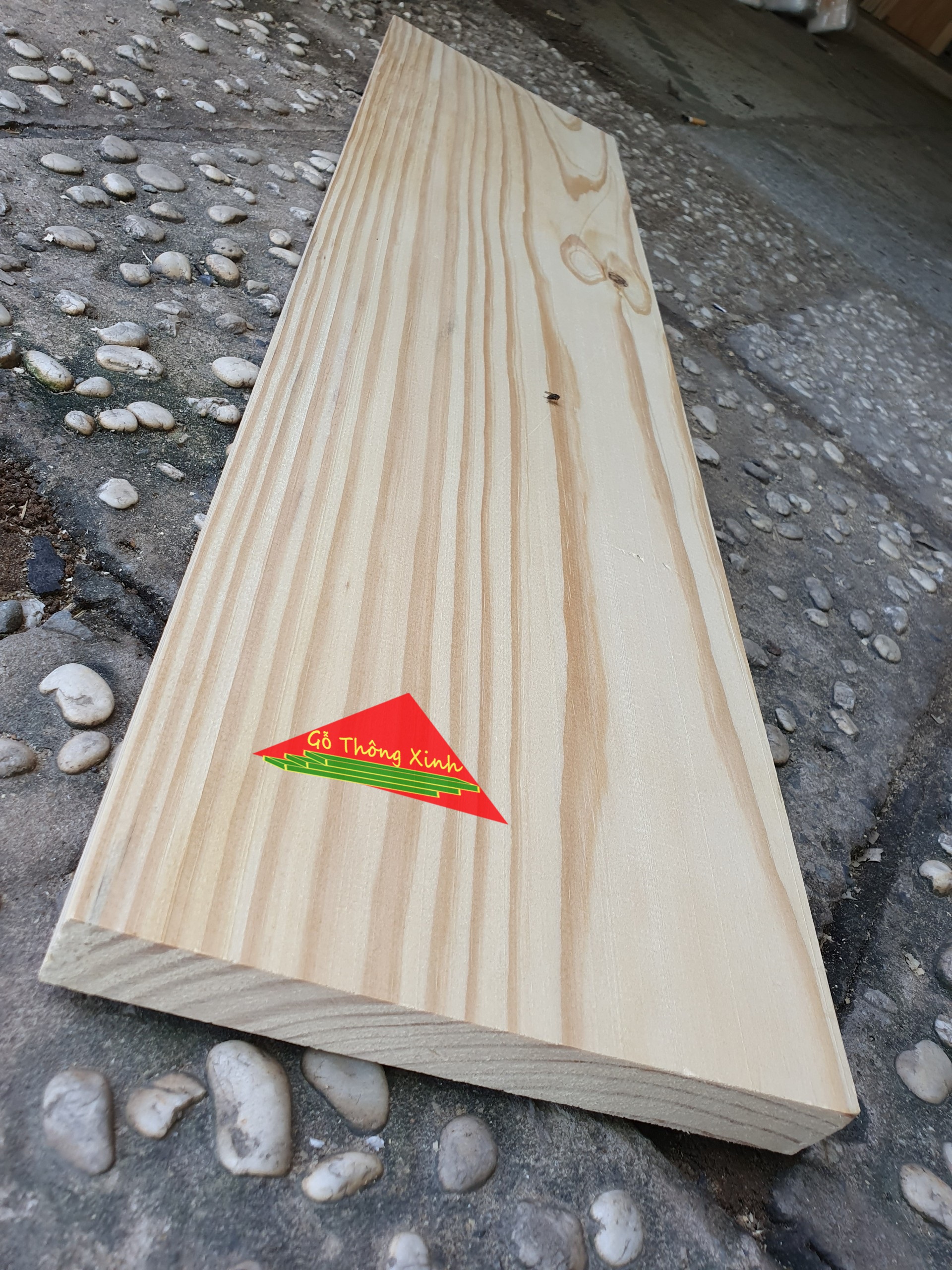 Tấm gỗ thông dài 80cm, dày 3cm, rộng 20cm đã bào láng đẹp 4 mặt, cực kỳ chắc chắn có thể làm kệ, làm chân cầu thang