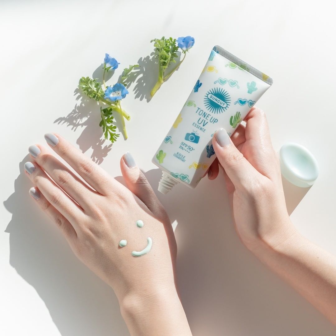 Sữa Chống Nắng Nâng Tone Da Kosé Suncut Tone Up UV Essence MG (80g)
