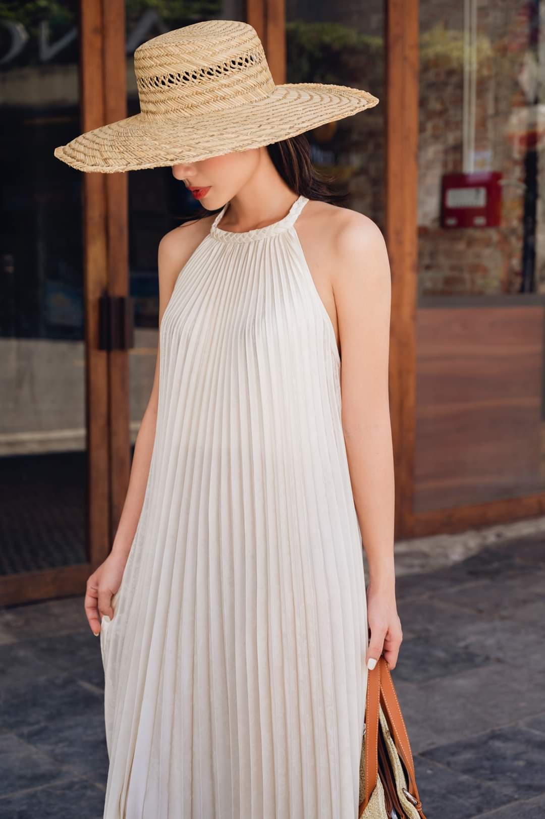 Váy dập ly cổ yếm tết lụa trắng hoa chìm