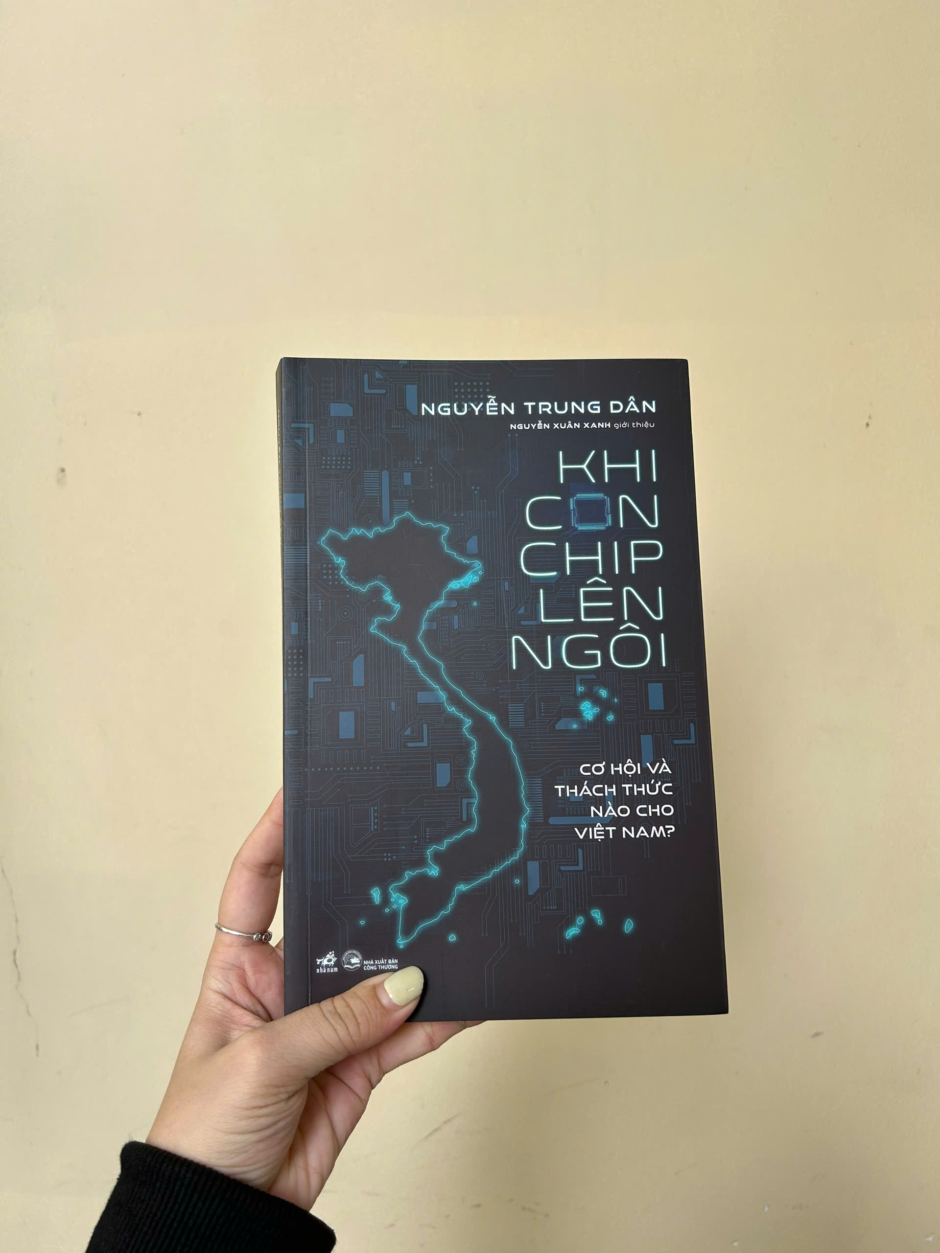Sách - Khi con chip lên ngôi (Nhã Nam HCM)