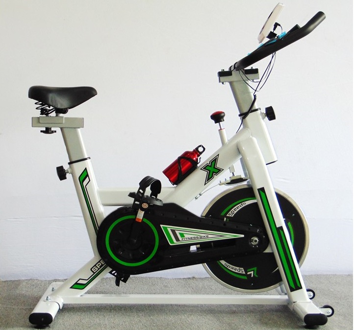 Xe Đạp Tập Thể Dục X- FitNess- Bike . Màu trắng bóng có đồng hồ hiển thị thông số. Tay cầm bọc mút êm ái, yên xe và cổ xe nâng cao hạ thấp được.