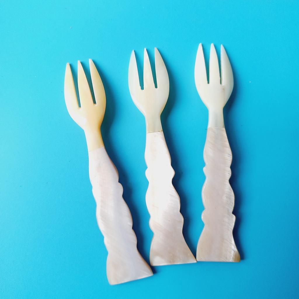 Nĩa Trai Cán Hồng 10cm Dùng Ghim Trái Cây, Ăn Bánh Ngọt, Ch