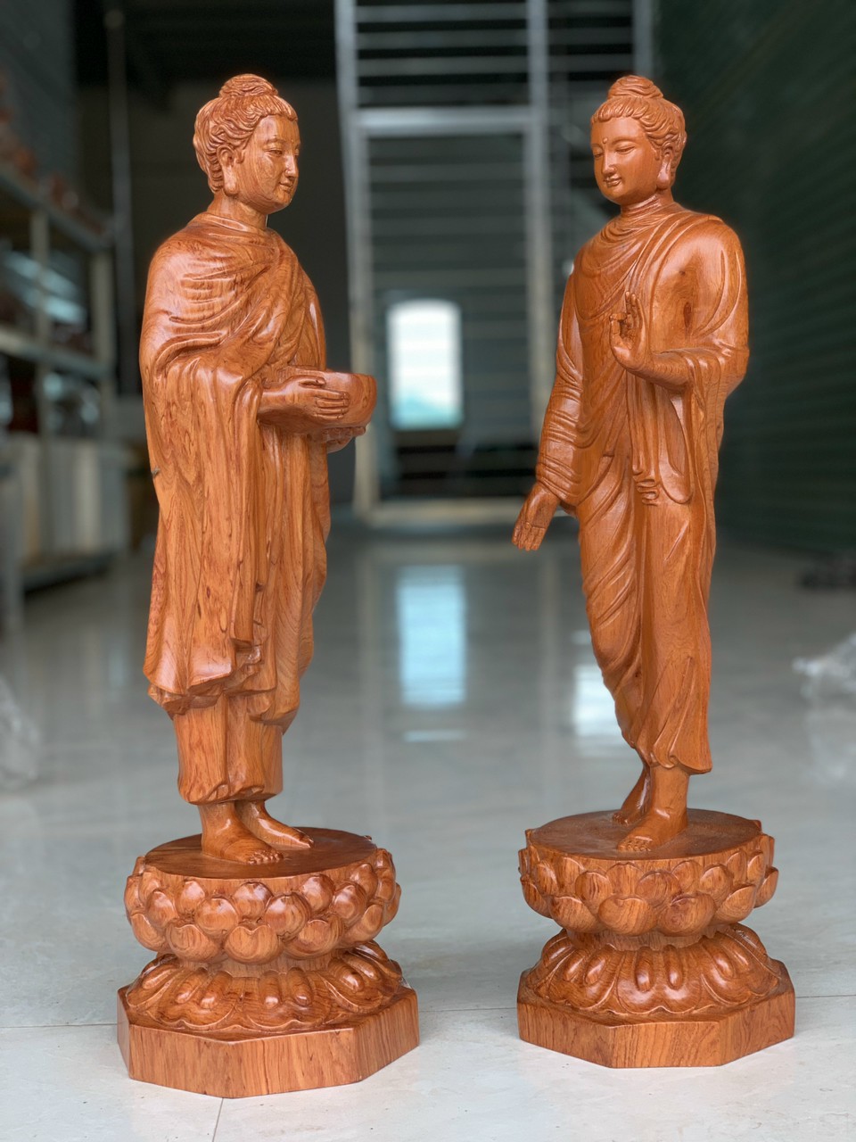 Tượng phật thích ca khất thực bằng gỗ hương đá kt cao 60