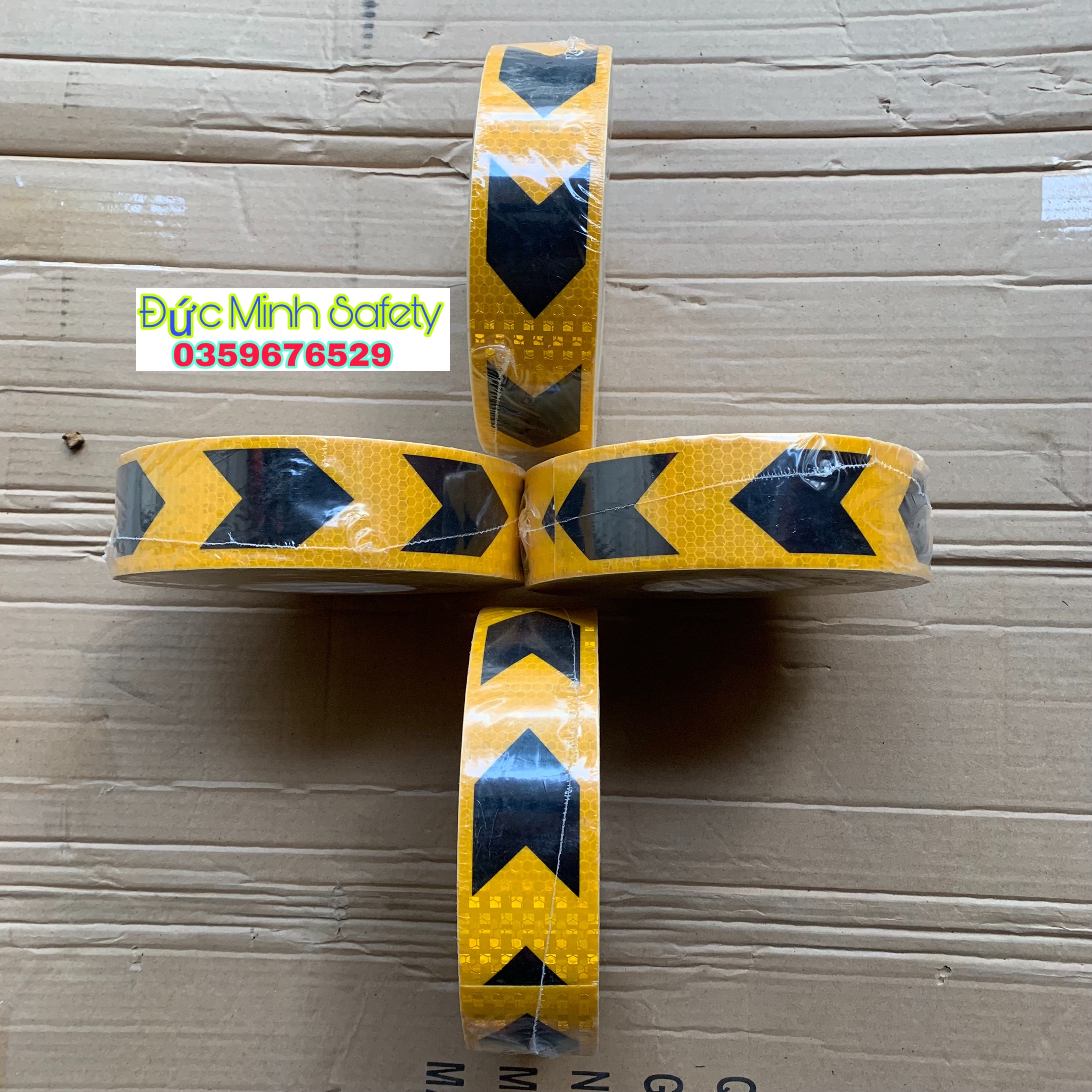 Decal phản quang mũi tên vàng- đen