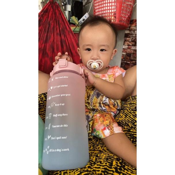 Bình nước 2L có vạch báo giờ uống nước - Bình đựng nước màu gradient bắt mắt có ống hút và sticker trang trí