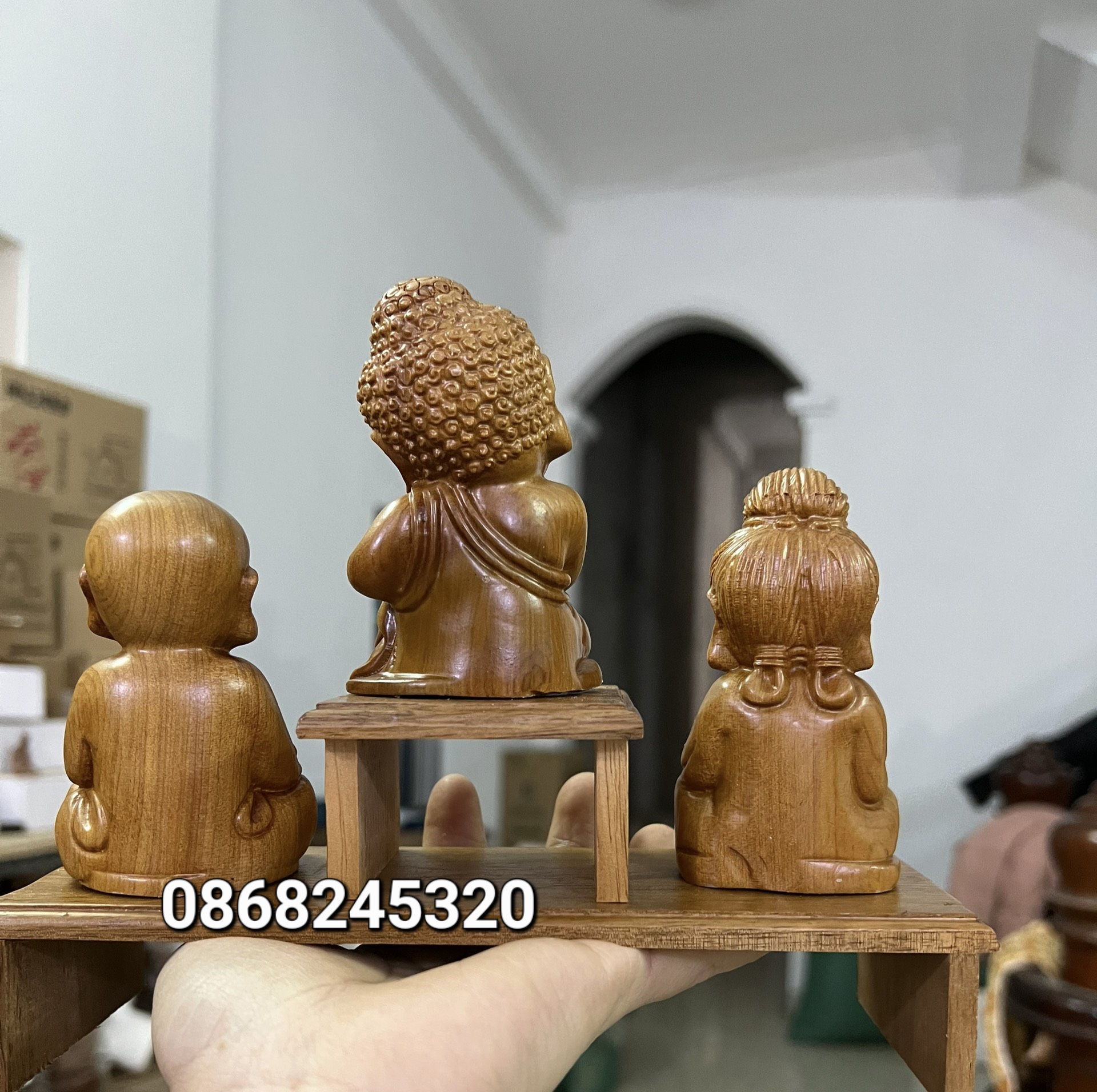 Bộ tượng điêu khắc  tam tiểu phật bằng gỗ bách xanh kt tính cả đế 20×16×6cm