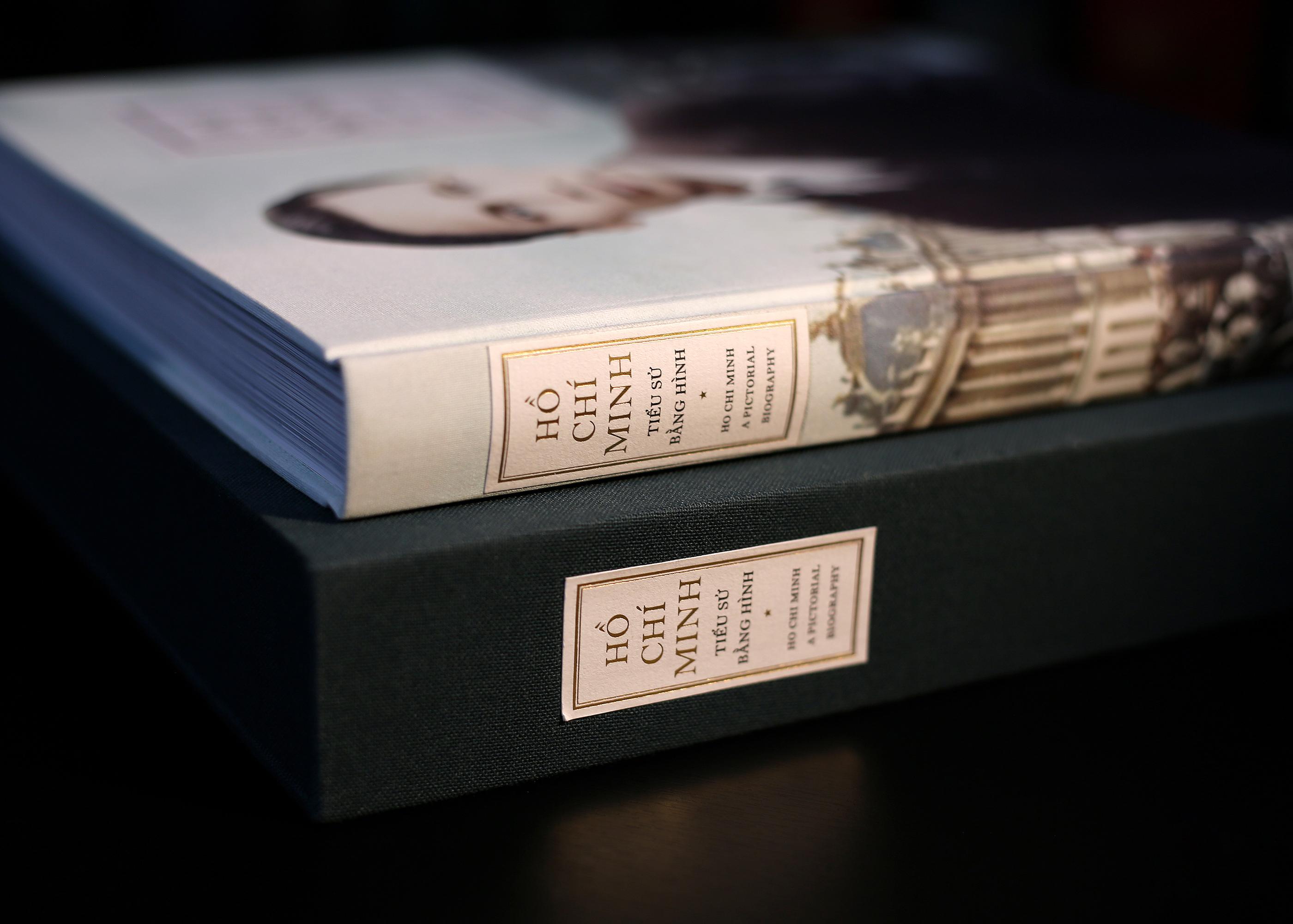 Sách - Hồ Chí Minh - Tiểu Sử Bằng Hình - Ấn Bản Giới Hạn - Bìa Vải