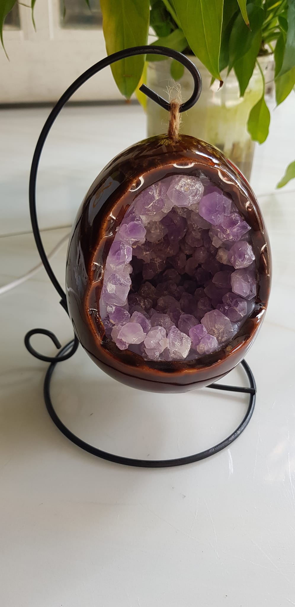 Miếng thạch anh tím tự nhiên hốc sâu có đế kiểu có đèn điện công dụng hút tài lộc Size cả chân Cao 16cm đk 12cm miếng tím cao 10cm x đk 8cm Anh Chị để bàn trang trí nhà bàn thờ Thần Tài và treo trong phòng làm đèn ngủ may mắn màu tím thật sự rất tốt đẹp ạ