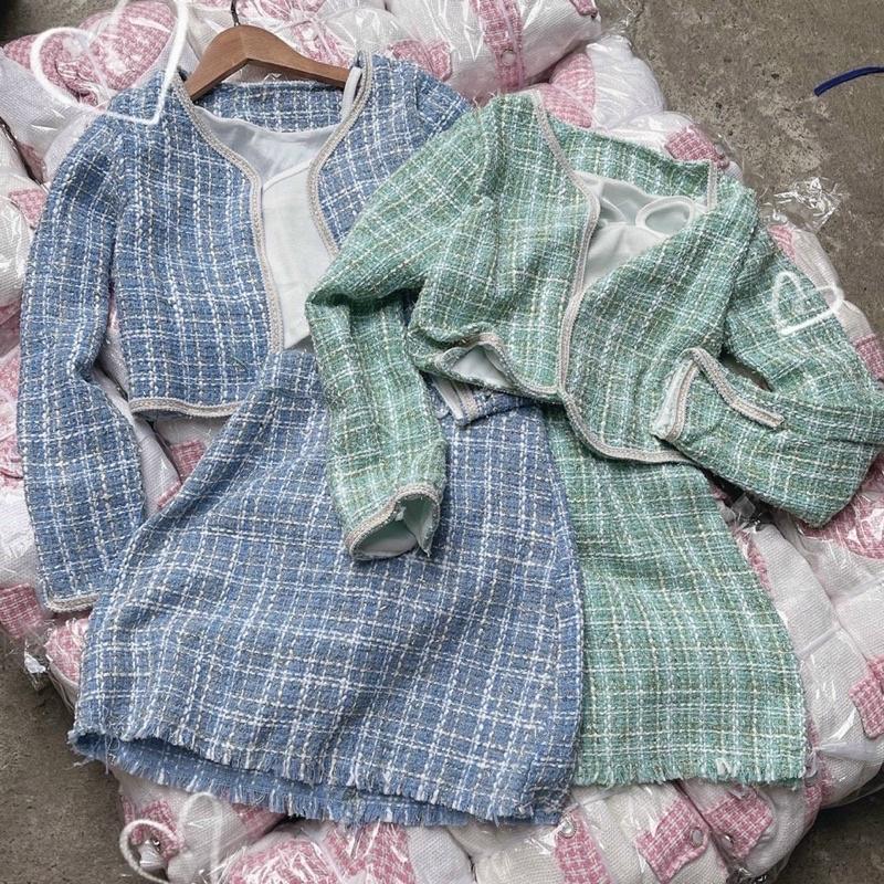 Set áo croptop dạ xanh kèm áo thun hai dây 2S trắng với chân váy