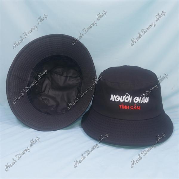 Nón tai bèo mũ bucket vành nhỏ thêu chữ Người Giàu Tình Cảm - Đen