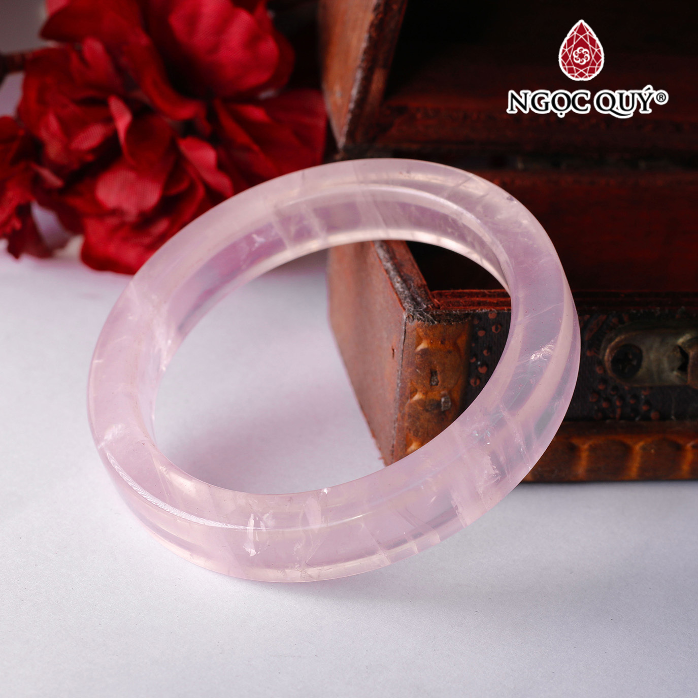 Vòng nguyên khối bản vuông đá thạch anh hồng - Ngọc Quý