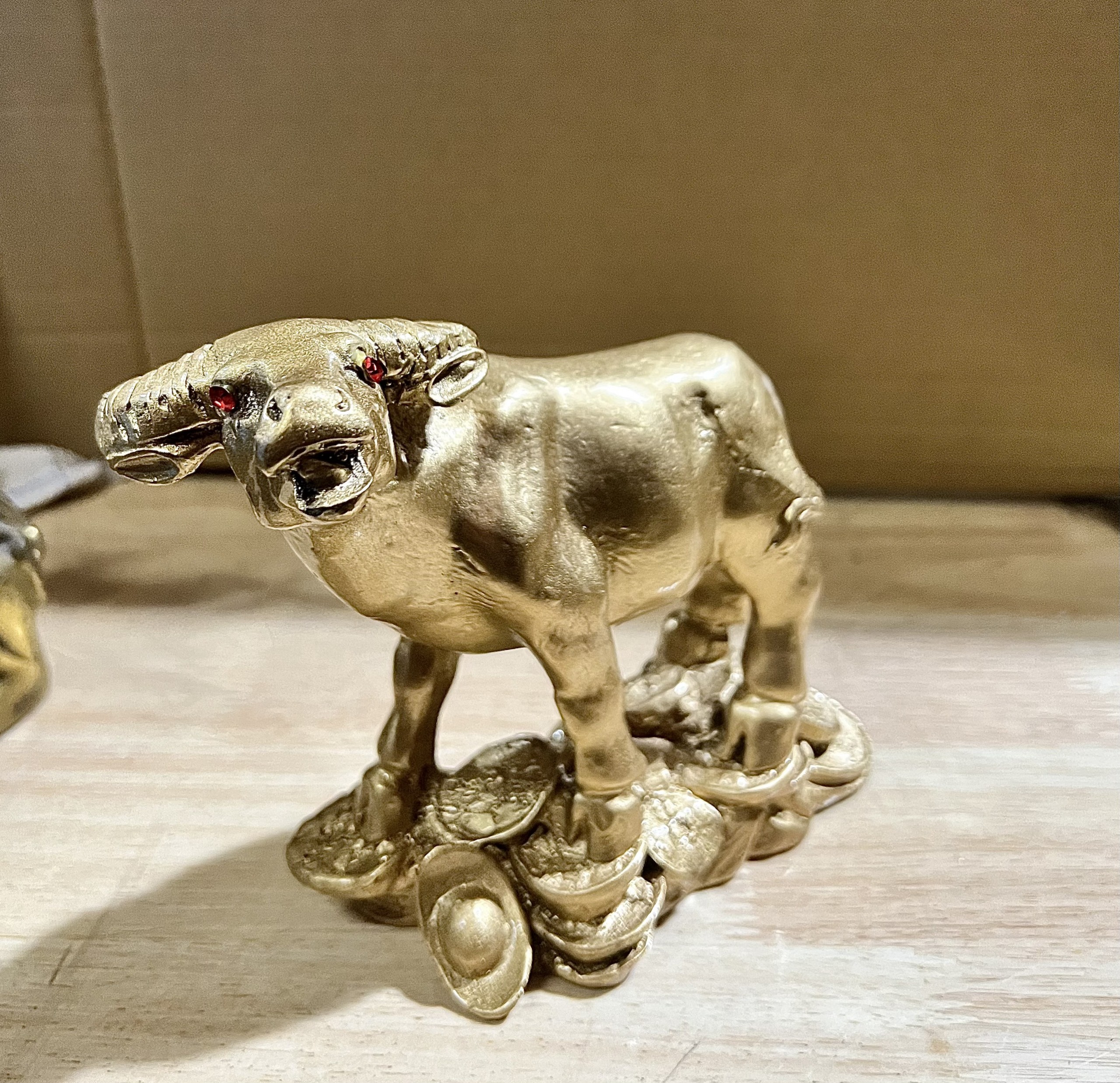 Tượng Trâu Phong Thủy bằng bột đá cao 13.5cm