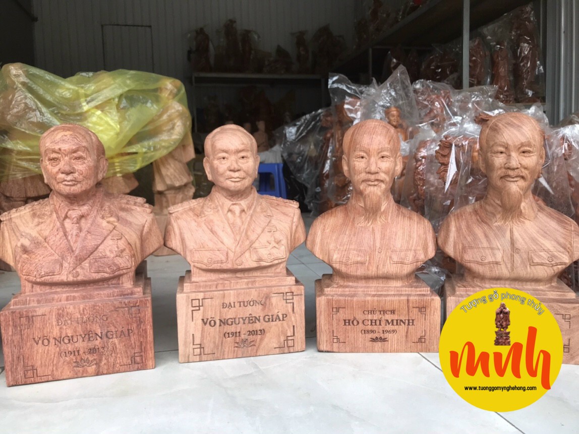Tượng chân dung Bác Hồ kính yêu