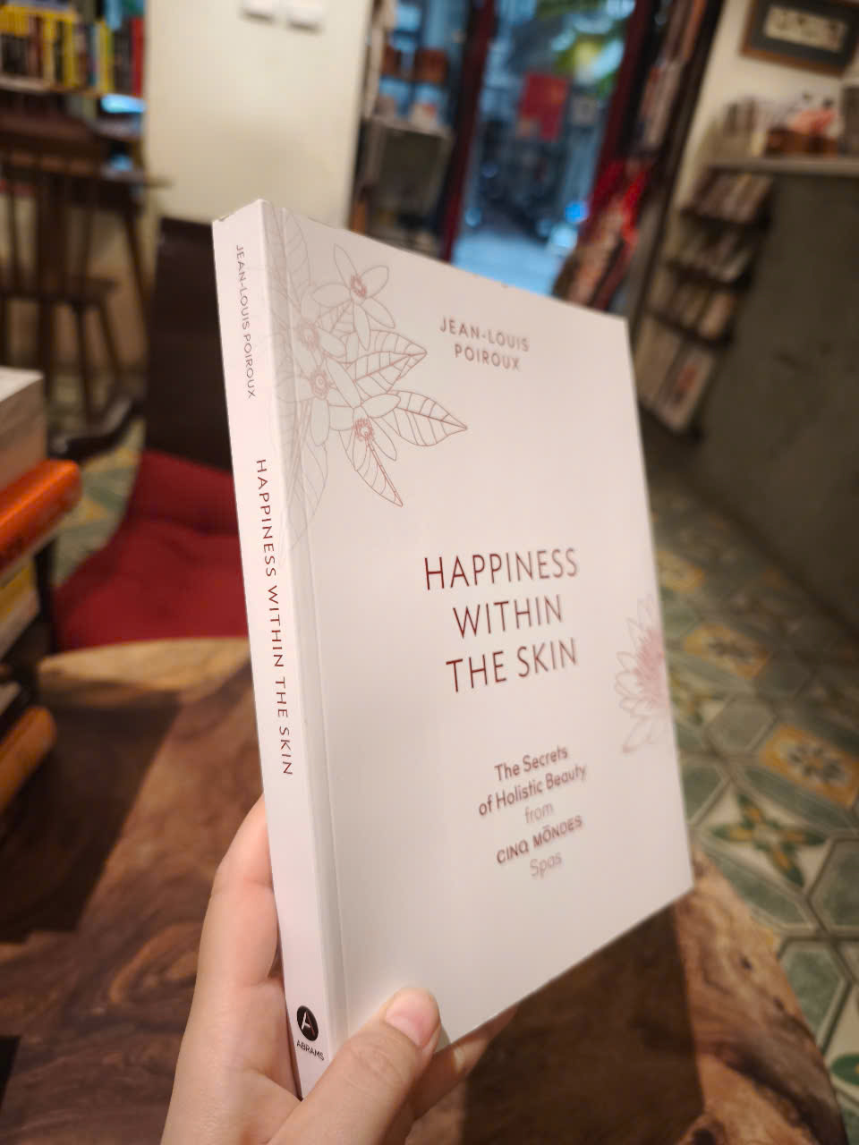 Sách - Happiness Within the Skin: The Secrets of Holistic Beauty by the Founder of Cinq Mondes Spas by Jean-Louis Poiroux