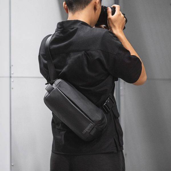 TÚI ĐEO CHÉO TOMTOC LIGHTWEIGHT CODURA SLING BAG BLACK