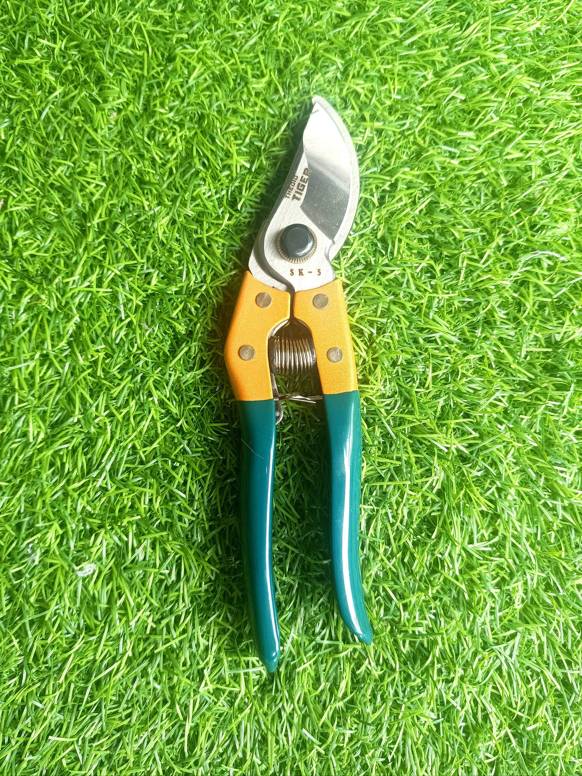 KÉO CẮT CÀNH NHẬT BẢN CÁN XANH VÀNG LƯỠI THÉP SK5