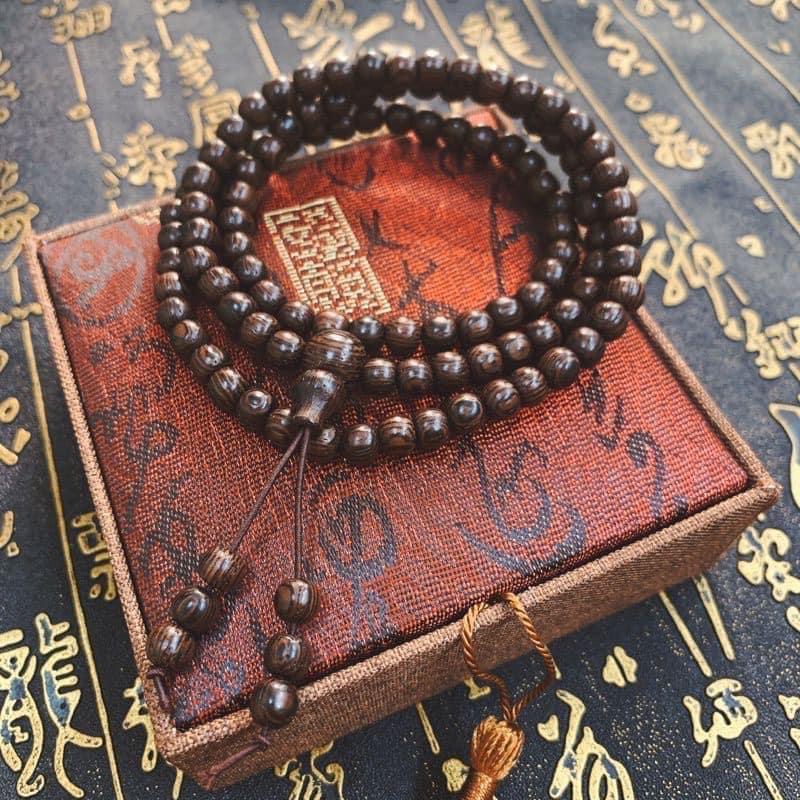 VÒNG TAY TRẦM HƯƠNG CHUỖI 108 HẠT ĐÃ TRÌ CHÚ MAY MẮN TẶNG KÈM HỘP GẤM SANG TRỌNG SSC