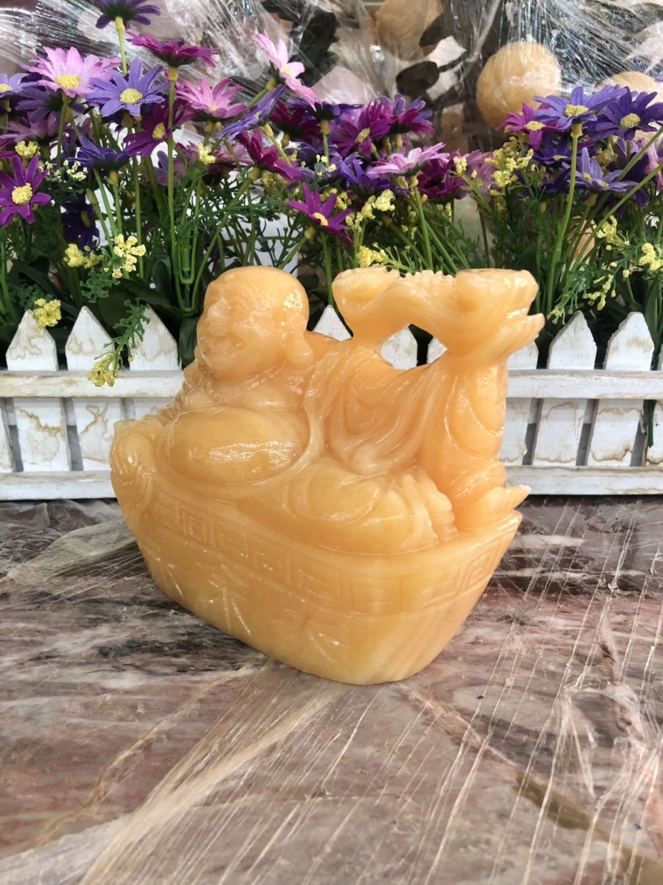 Tượng Phật Di Lặc ngồi trên thỏi vàng cầm gậy như ý phong thủy đá ngọc hoàng long - Dài 15 cm
