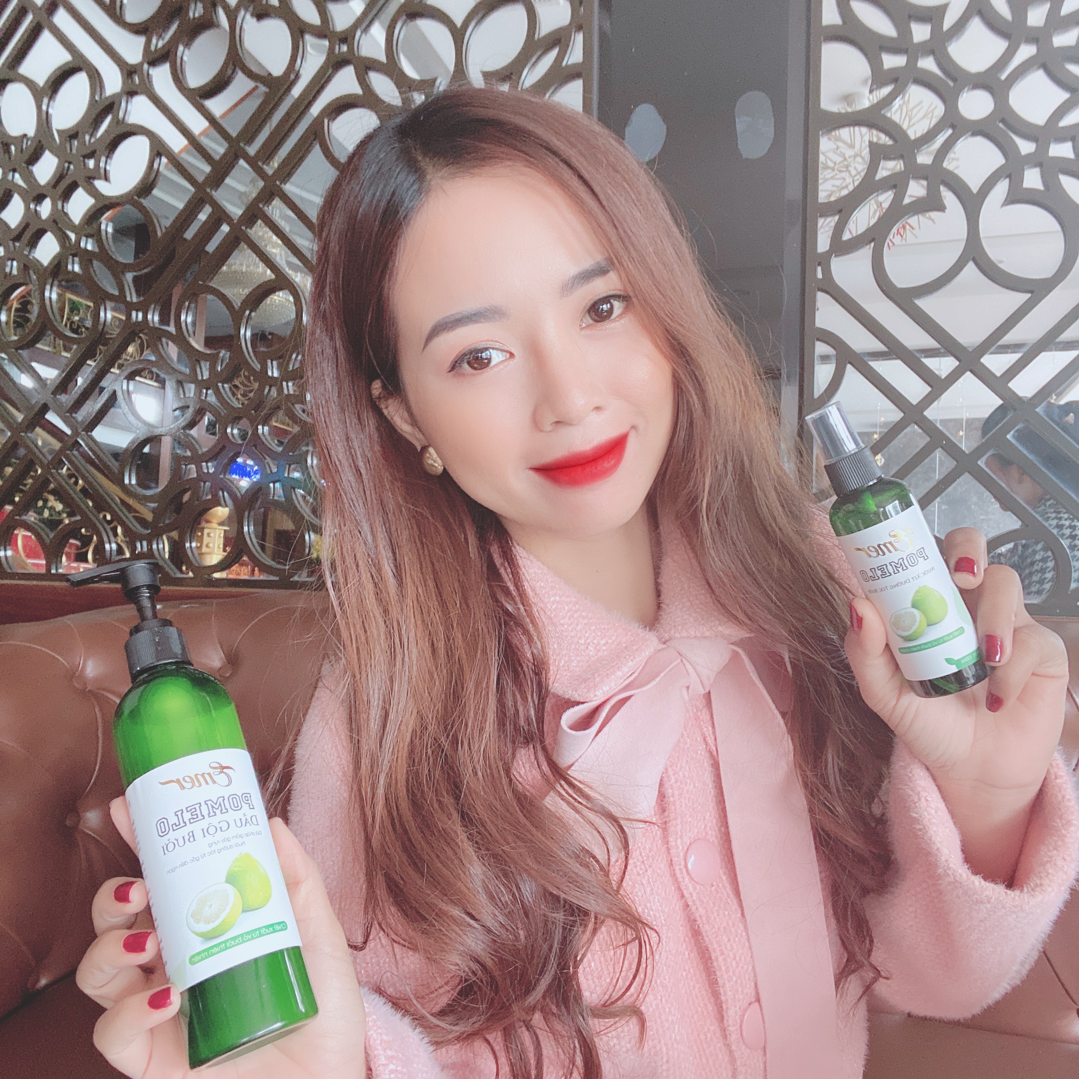 Liệu trình 1 chai dầu gội và 2 chai xịt tinh dầu bưởi Pomelo giúp giảm rụng tóc, kích mọc tóc EMER