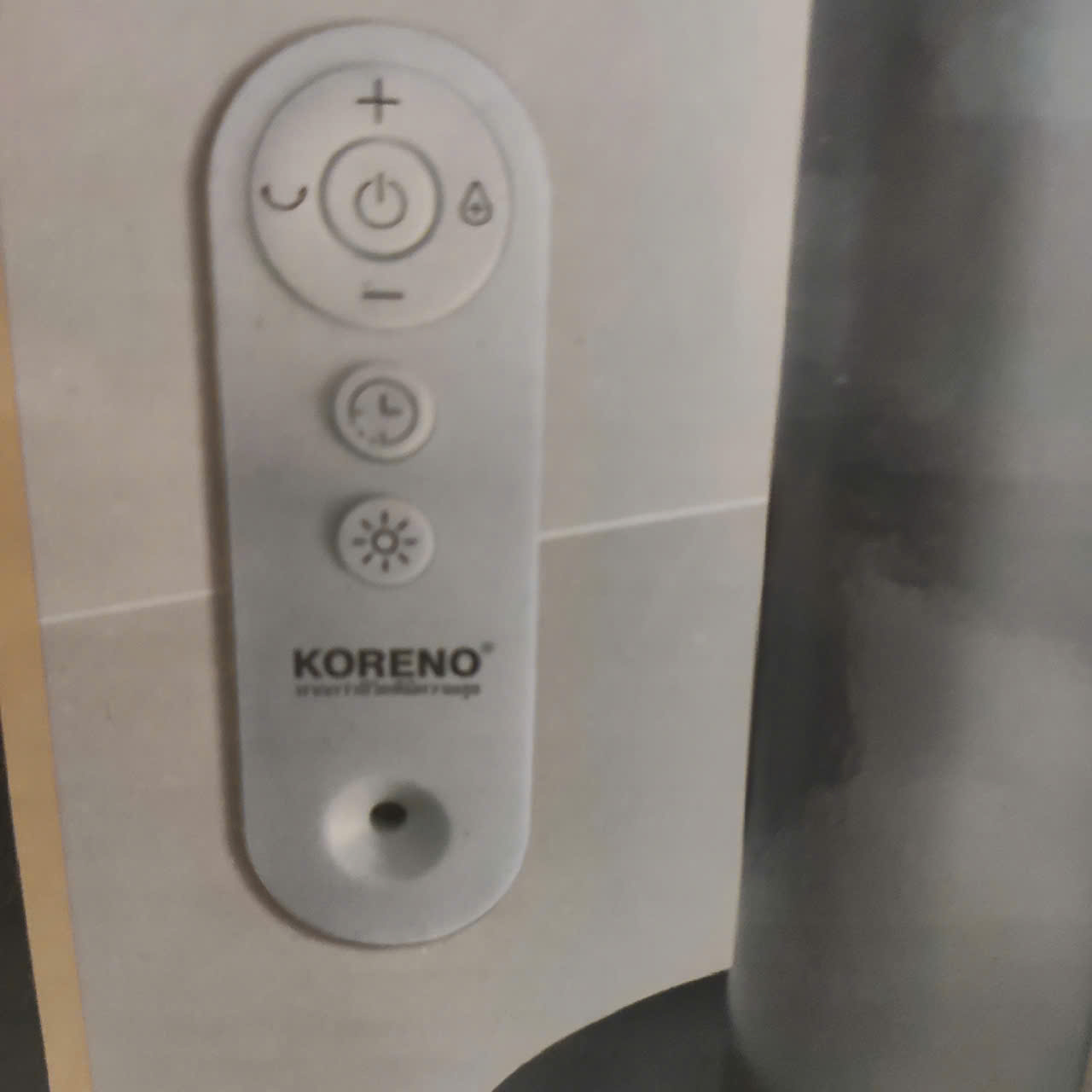 Máy sưởi gốm Ceramic Koreno Thái Lan KN-556 công suất 2200W kèm khiển từ xa - Hàng chính hãng