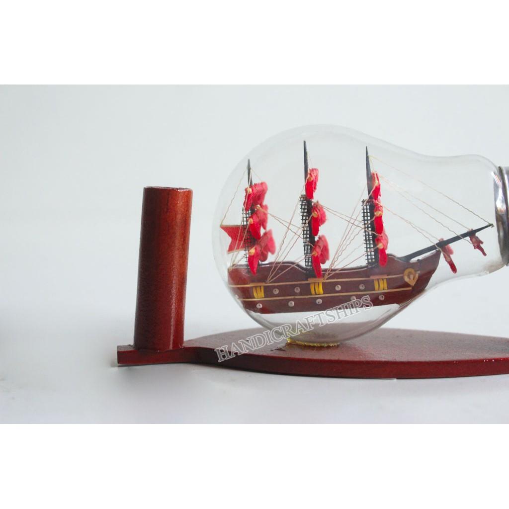 Mô hình tàu thuyền Victory trong bóng đèn