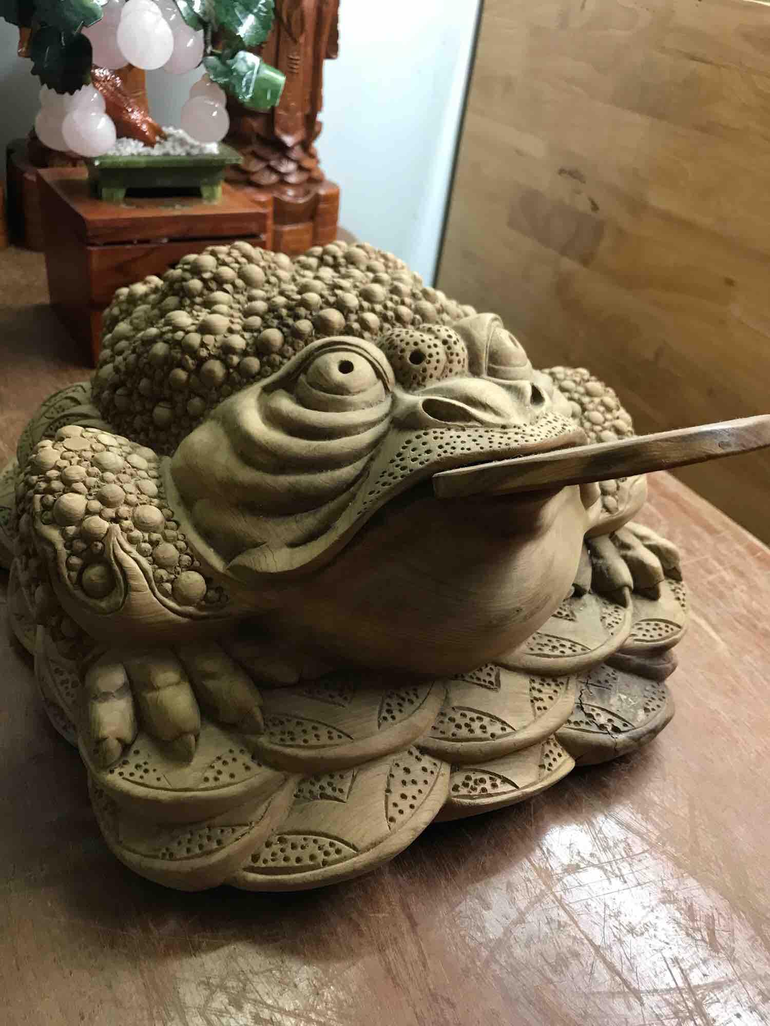 Tượng Cóc Gỗ Ngọc Am Ngậm Tiền giữ tiền thơm nhẹ size 32cm x 34cm Anh Chị trưng phòng khách nhà công ty may mắn tài lộc ạ