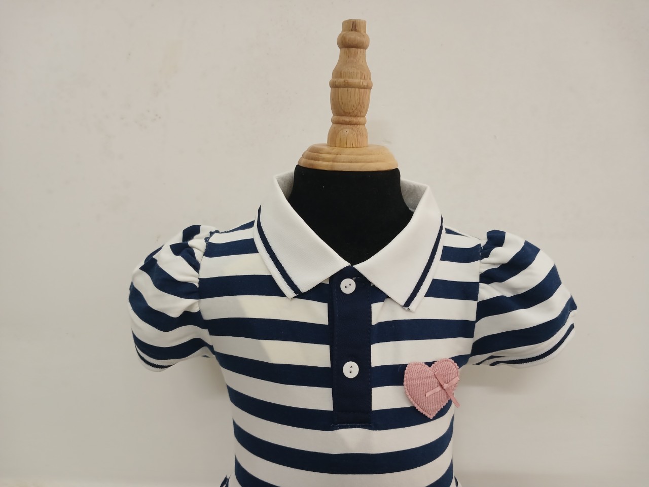 ĐẦM POLO BÉ GÁI KẺ SỌC TRẮNG - XANH NAVY LOGO TIM