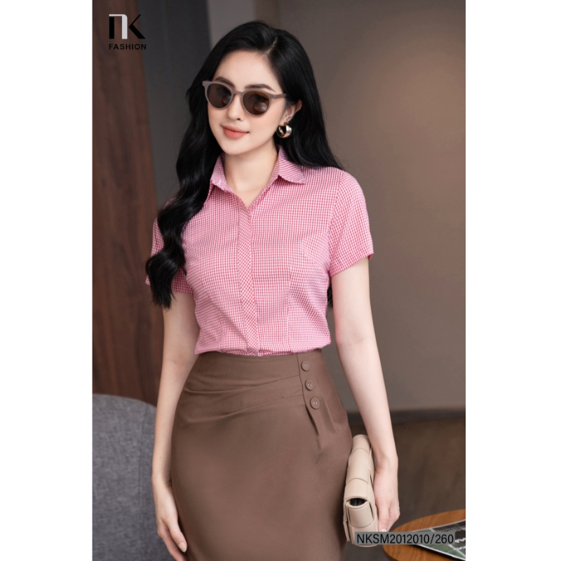 Áo Sơ Mi Nữ Công Sở Thiết Kế Họa Tiết Caro Đẹp Ngắn Tay Vải Hàn Cao Cấp Không Nhăn Nhàu NK FASHION NKSM2012010