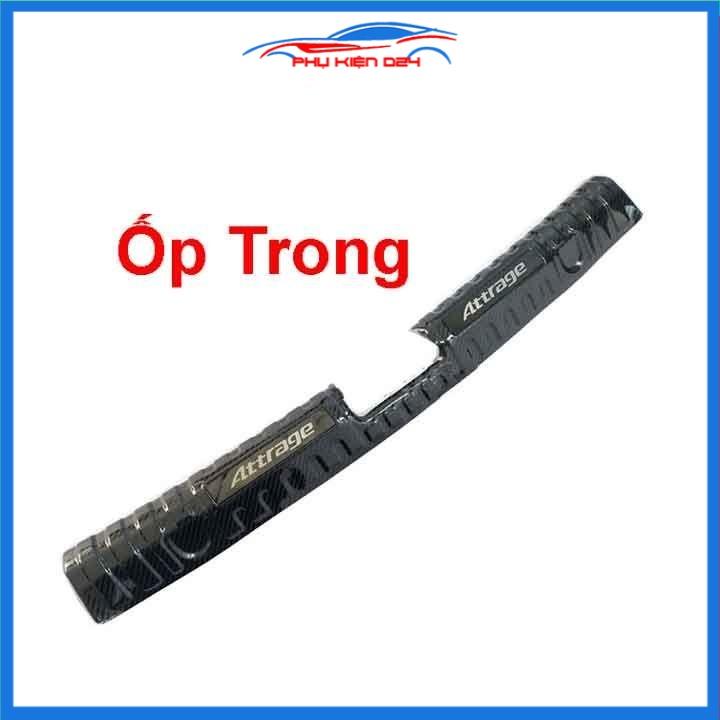 Ốp chống trầy cốp Attrage 2016-2017-2018-2019-2020 vân cacbon sáng bóng