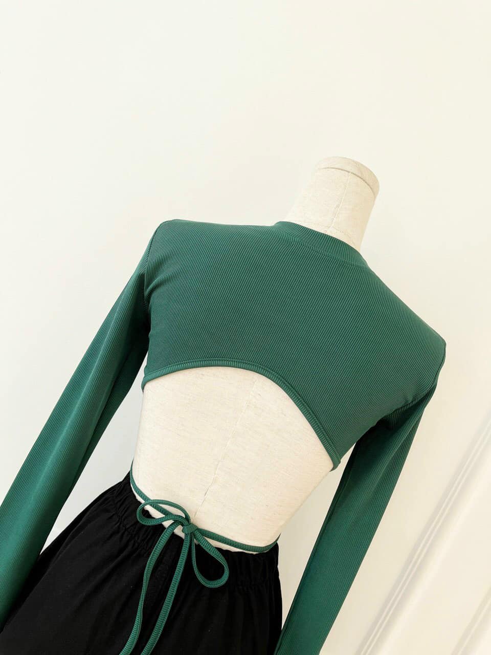 Set Áo thun croptop tay dài hở lưng quyến rũ cột nơ sau phối quần váy năng động (shop có bán lẻ áo/quần)