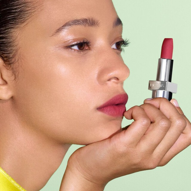Son màu Prada Monochrome Durable Weightless Lipcolor P157_Pourpre 3.8g