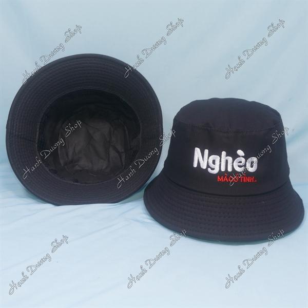 Nón tai bèo mũ bucket vành nhỏ thêu chữ Nghèo mà có tình - Đen