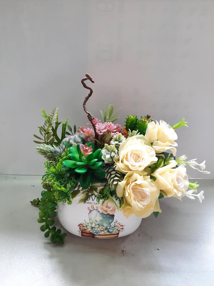 Lọ sen đá và hoa hồng