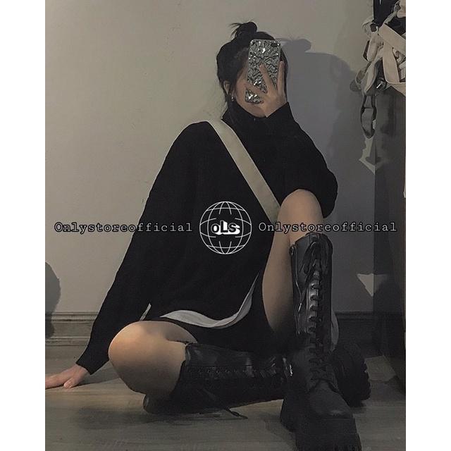 Áo len cổ lọ đen và quần đùi kaki đen