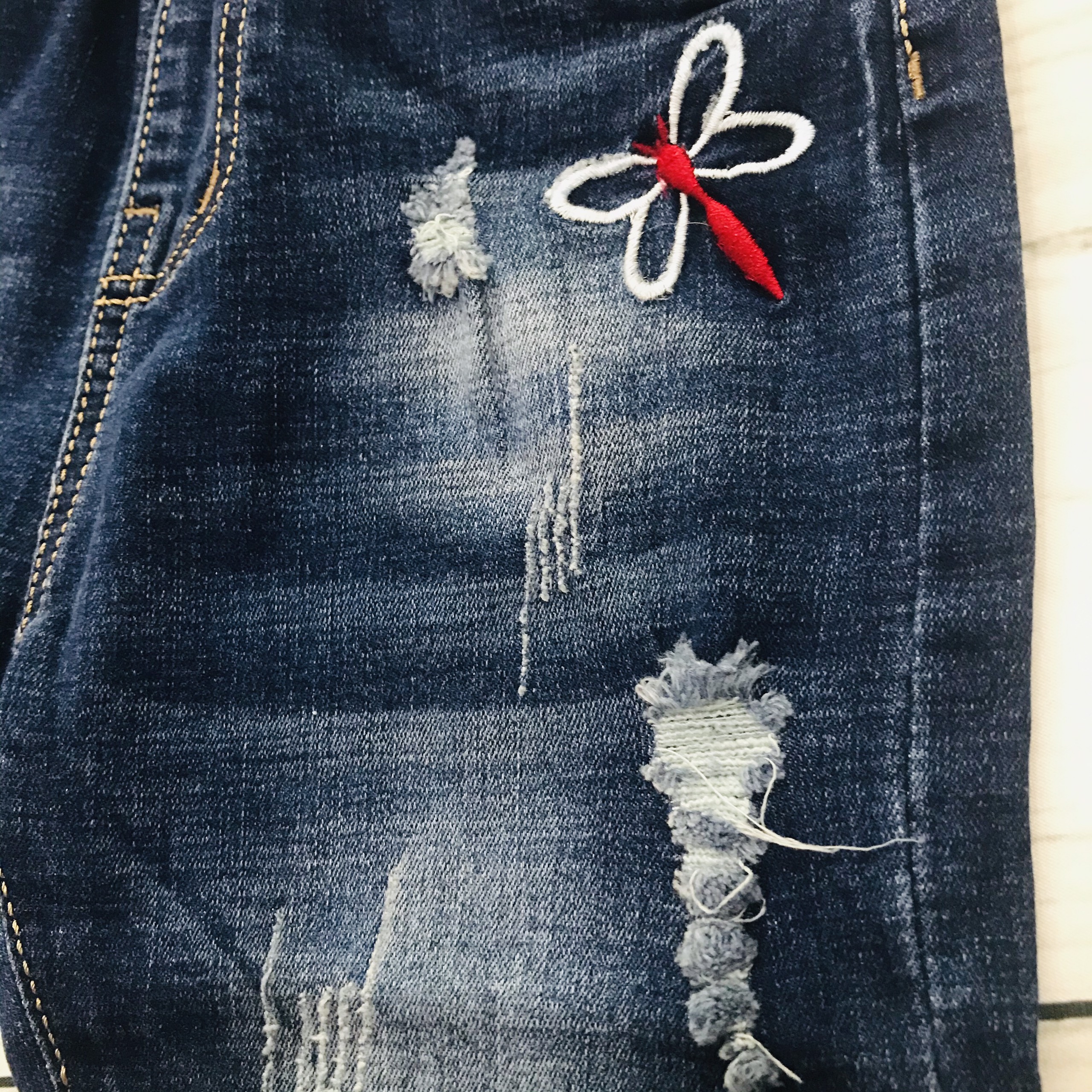 QUẦN JEANS BÉ GÁI - THÊU HÌNH CHUỒN CHUỒN DỄ THƯƠNG QA042