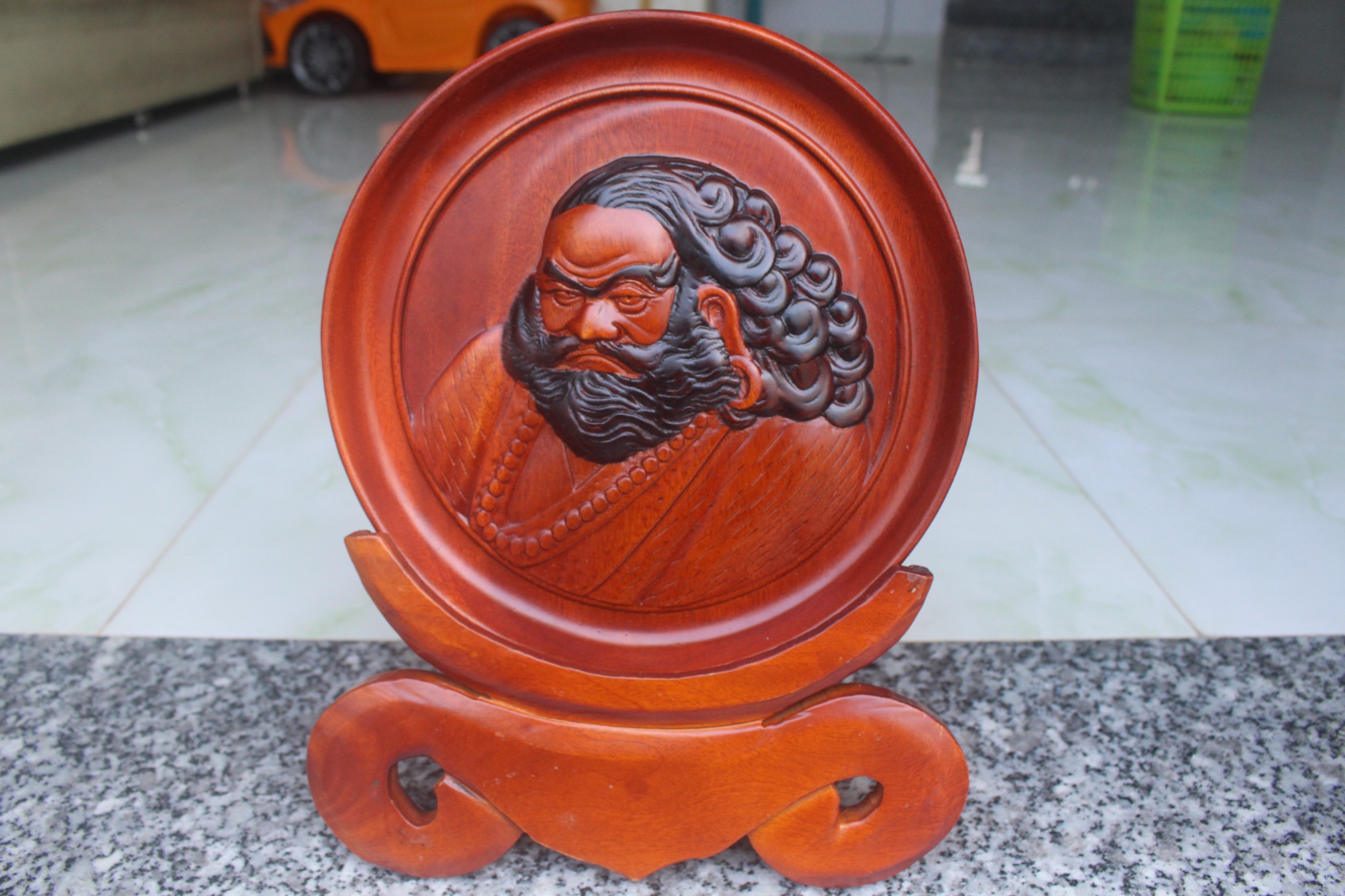 Đĩa gỗ ĐẠT MA SƯ TỔ đường kính 24cm, để bàn hợp phong thủy
