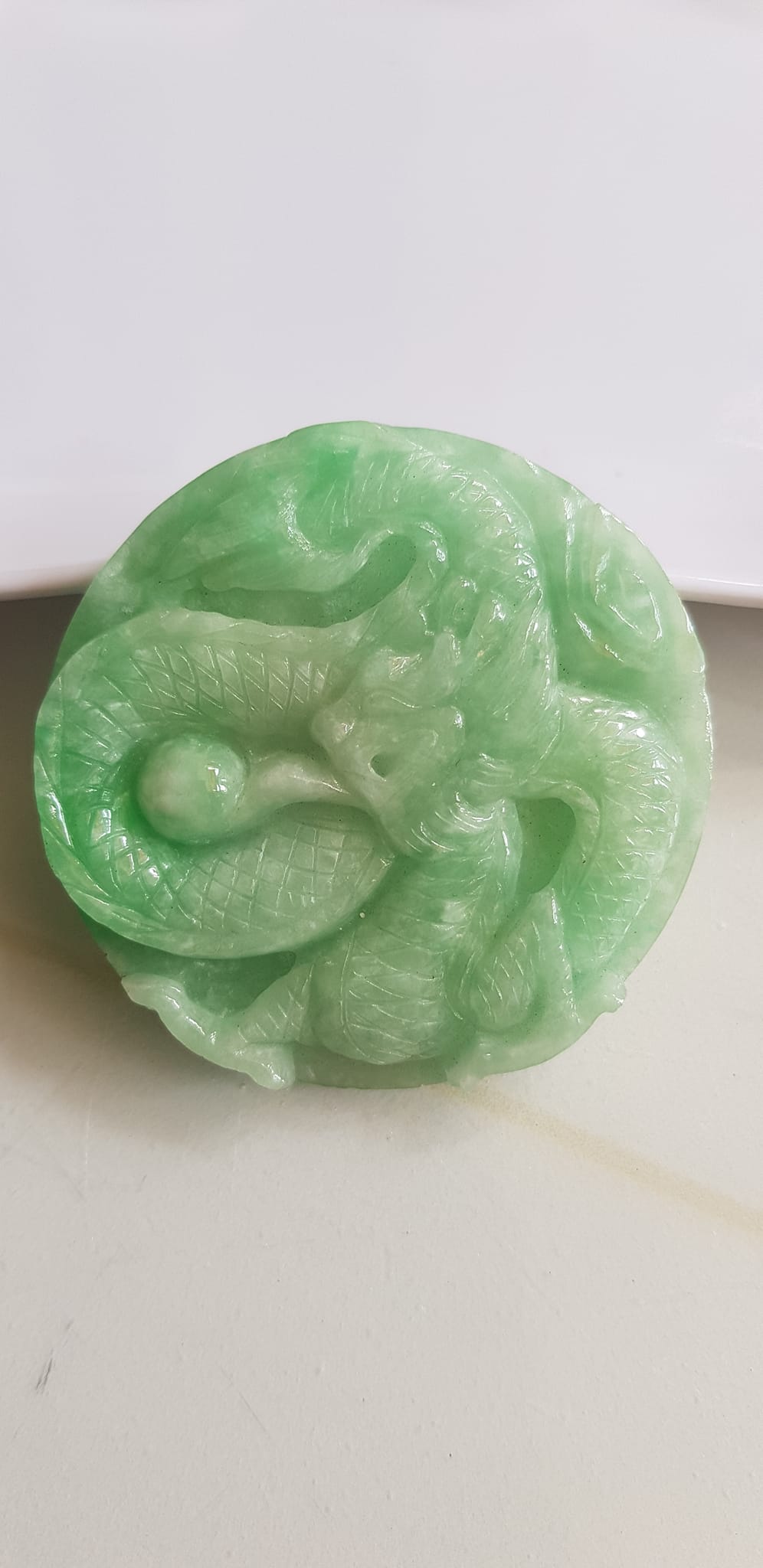 Mặt dây chuyền Nam to trạm rồng lượn nổi nhả ngọc đá ngọc cẩm thạch tự nhiên Size tròn to đường kính 53mm x dầy 6mm Màu xanh Ngọc Tươi bóng đẹp lắm luôn nam bọc vàng đeo với dây chuyền của mình thiệt đẹp lắm luôn nha ạ