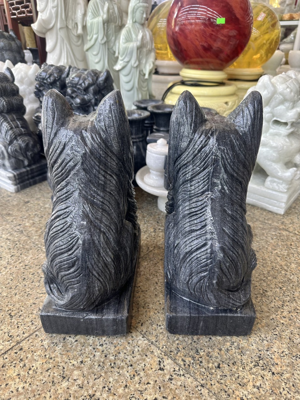 Cặp tượng chó đá phong thủy đá cẩm thạch đen gác cổng - Cao 30 cm
