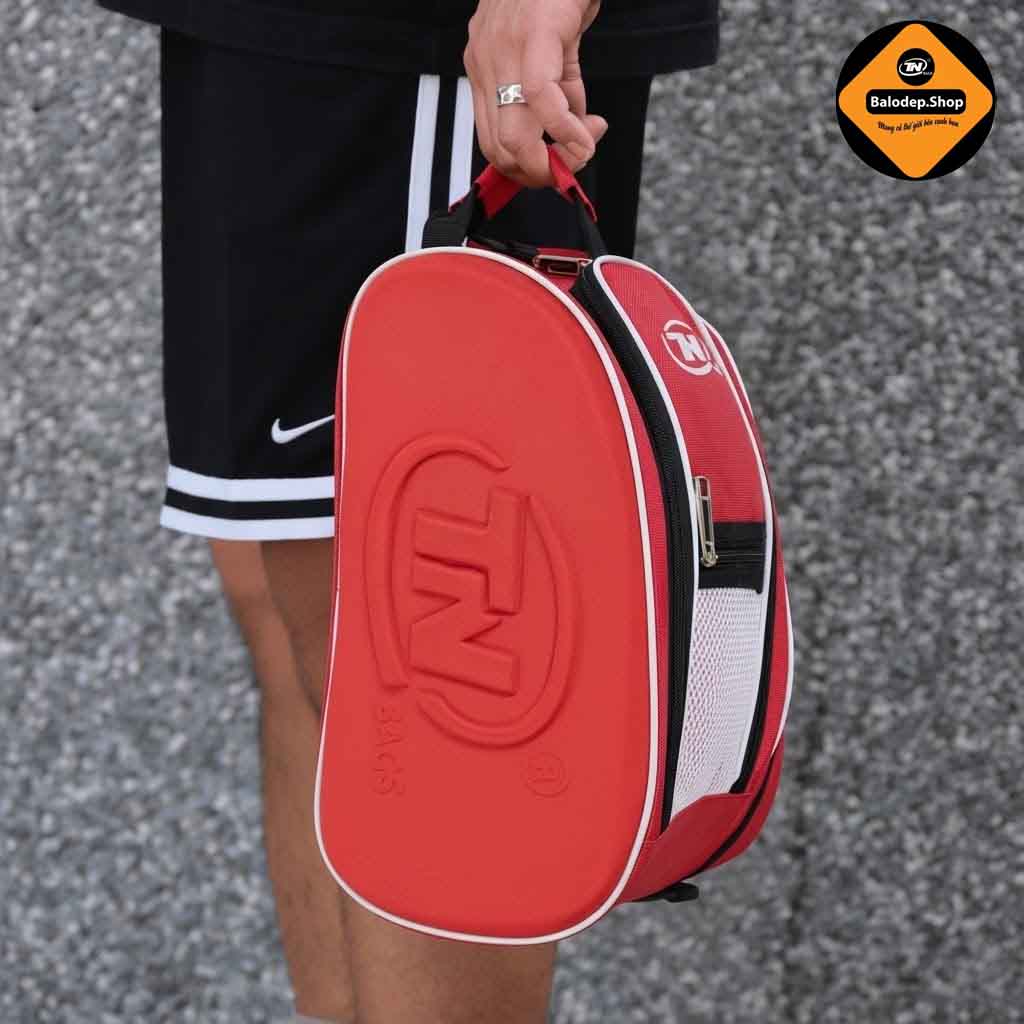 Túi Đựng Giày Thể Thao TNBags TN.B 9002 Màu Đỏ – Ngăn Rộng, Sang Trọng, Chống Nước, Logo Dập Nổi Cá Tính, Dây Đeo Thoải Mái!