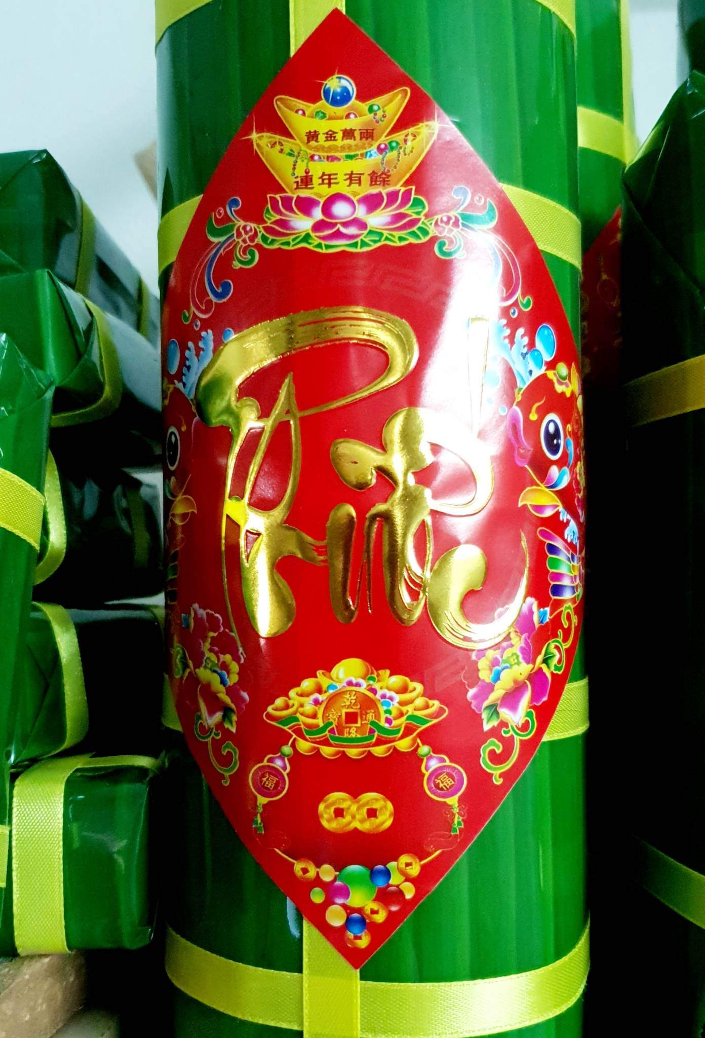Bánh chưng bánh tét miếng dưa hấu trang trí Tết gấp gọn.
