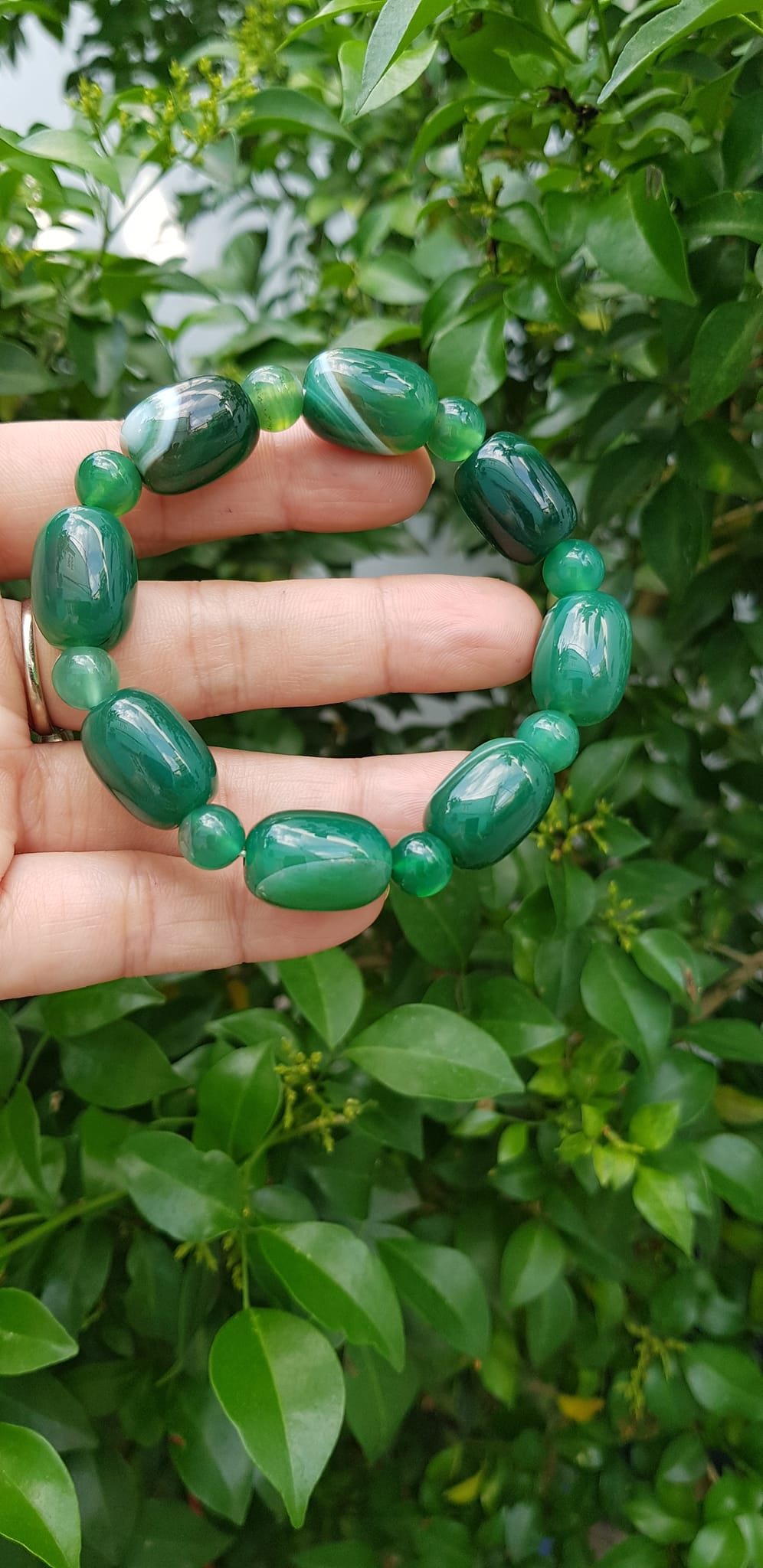 Vòng tay nữ đá mã não xanh cánh sen đậm phối kiểu hạt thống hạt tròn Size hạt 13mm Màu xanh cánh sen đậm vân tự nhiên rẻ xinh đẹp ạ