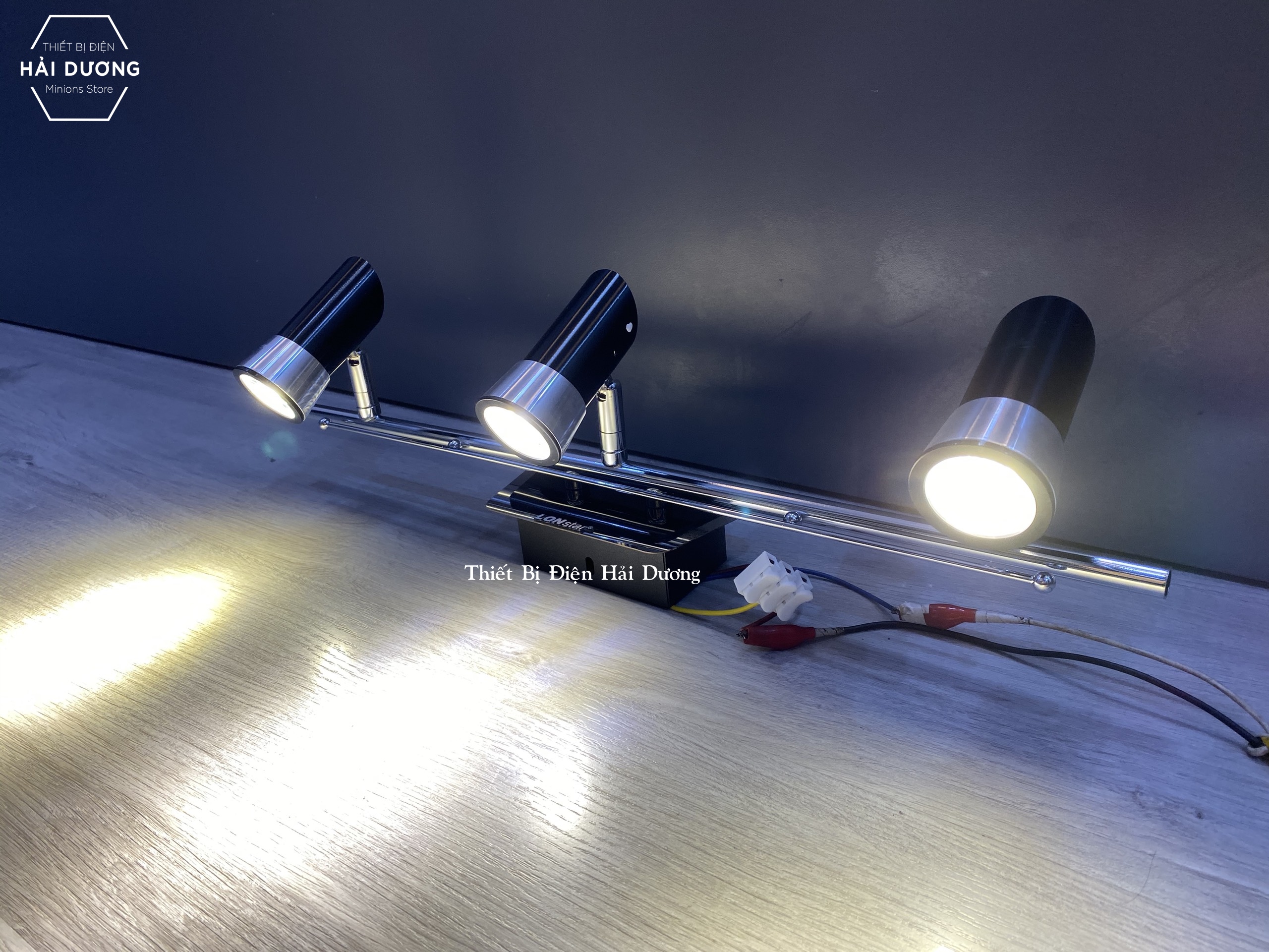 Đèn soi tranh - Đèn rọi gương Led model 8149/3 15w Ánh Sáng vàng - Điều chỉnh được góc chiếu