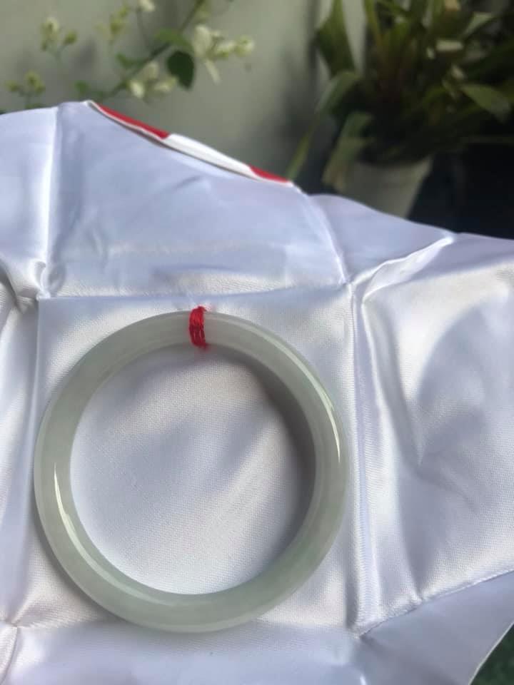 CHIẾC VÒNG TAY ĐÁ CẨM THẠCH MỚI TR LÝ A54 size 54mm x dầy 7,8mm MÀU TRẮNG ÁNH XANH LÝ NHẸ ĐẸP NỮ 54kg đến 64kg Đeo tay đẹp ạ