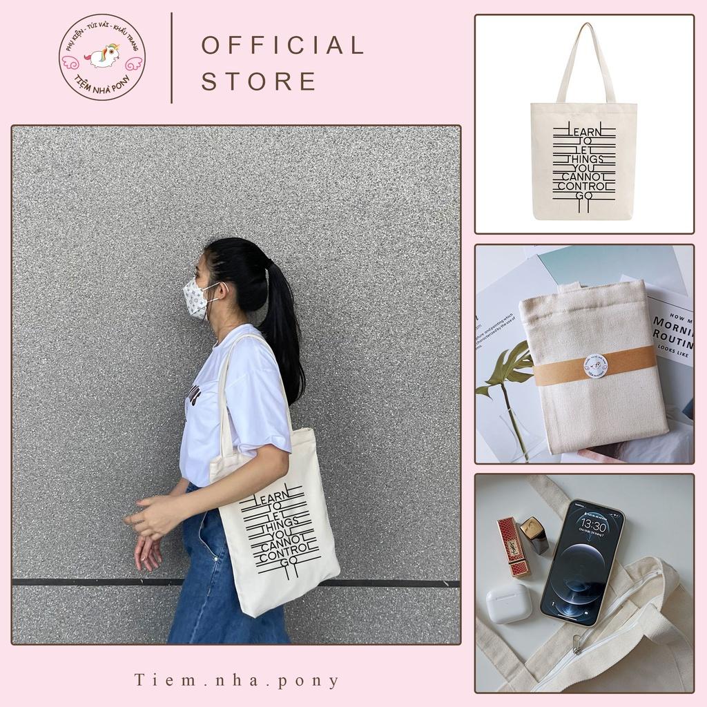 Túi tote vải mộc Tiệm nhà Pony dây kéo in hình Learn to let things you can't control go PM35