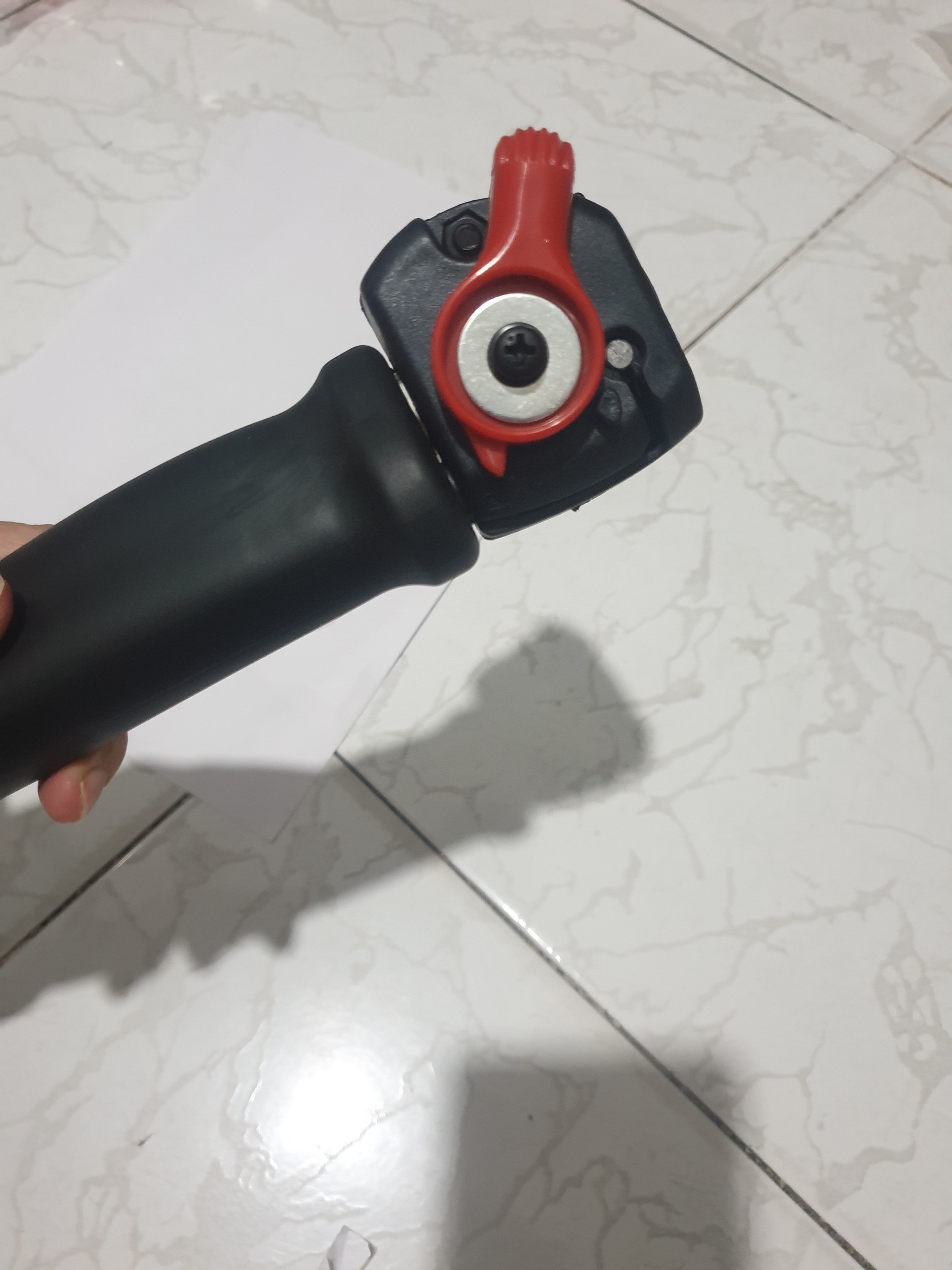 TAY LÁI CÓ CÔNG TẮC DÙNG CHO MÁY CẮT CỎ BÌNH XĂNG DƯỚI. . KIỂU CẦN GẠT